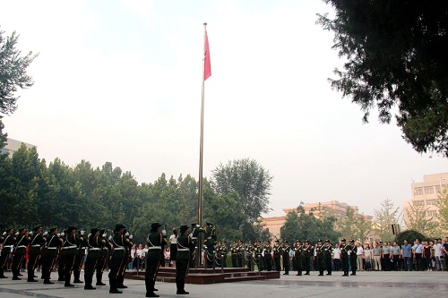 我校举行新学年升国旗仪式.jpg